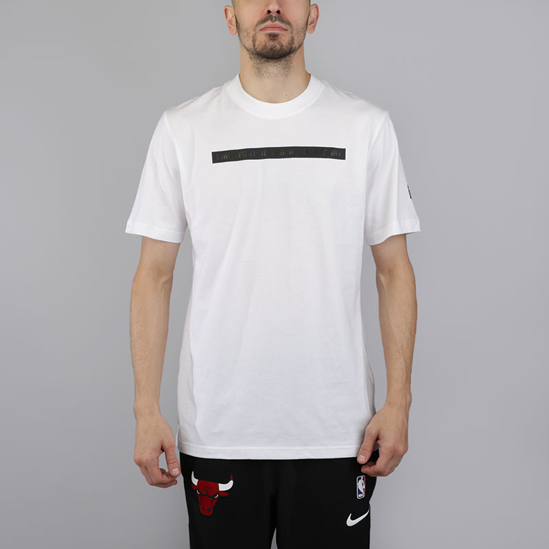 Футболка Nike NikeLab Essential NSRL Футболка Nike NikeLab Essential NSRLФутболки<br>Хлопок<br><br>Цвет: Белый<br>Размеры US: S;M;L;XL;2XL<br>Пол: Мужской