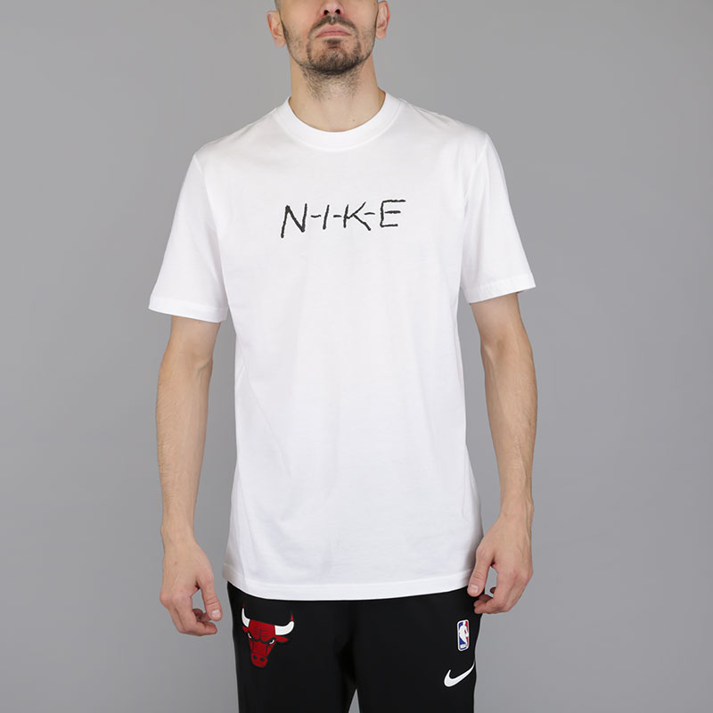 Футболка Nike NikeLab Essential Caroyln NK Футболка Nike NikeLab Essential Caroyln NKФутболки<br>Хлопок<br><br>Цвет: Белый<br>Размеры US: S;M;L;XL;2XL<br>Пол: Мужской