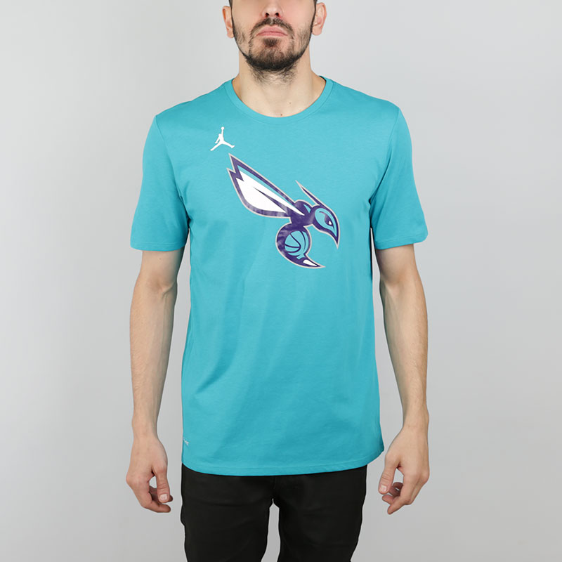 Футболка Jordan Charlotte Hornets Dry Logo Футболка Jordan Charlotte Hornets Dry LogoФутболки<br>Хлопок, полиэстер<br><br>Цвет: Голубой<br>Размеры US: S;M;L;XL;2XL<br>Пол: Мужской