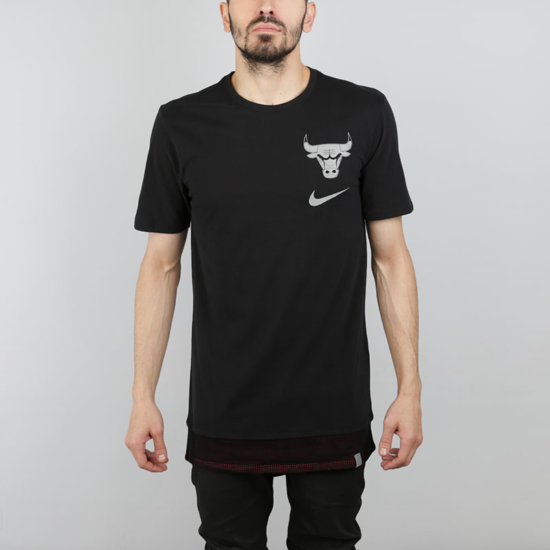 Футболка Nike NBA Chicago Bulls Tee Футболка Nike NBA Chicago Bulls TeeФутболки<br>Хлопок, полиэстер<br><br>Цвет: Черный<br>Размеры US: S;M;L;XL;2XL<br>Пол: Мужской