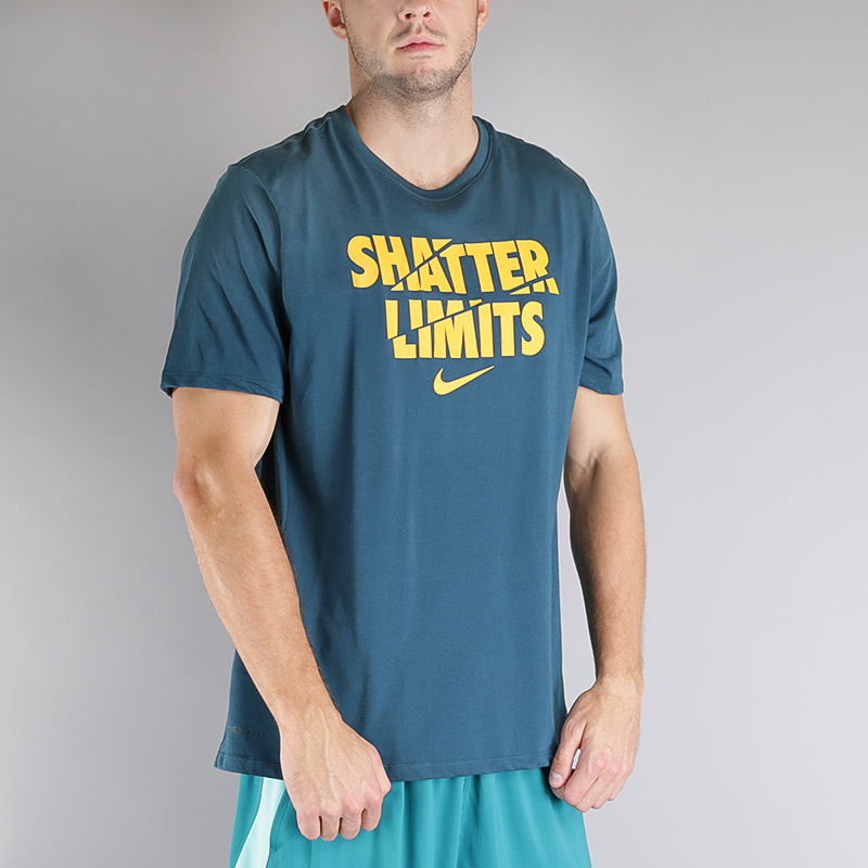 Футболка Nike M NK DRY TEE DF LIMITS Футболка Nike M NK DRY TEE DF LIMITSФутболки<br>Хлопок, полиэстер<br><br>Цвет: Синий<br>Размеры US: S;M;L;XL<br>Пол: Мужской