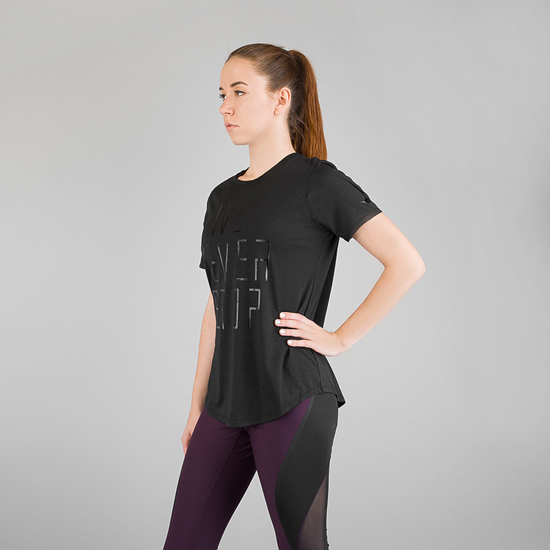 Футболка Nike DRY “WE NEVER STOP” Футболка Nike DRY “WE NEVER STOP”Футболки<br>Полиэстер, хлопок, вискоза<br><br>Цвет: Черный<br>Размеры US: XS;S;M<br>Пол: Женский