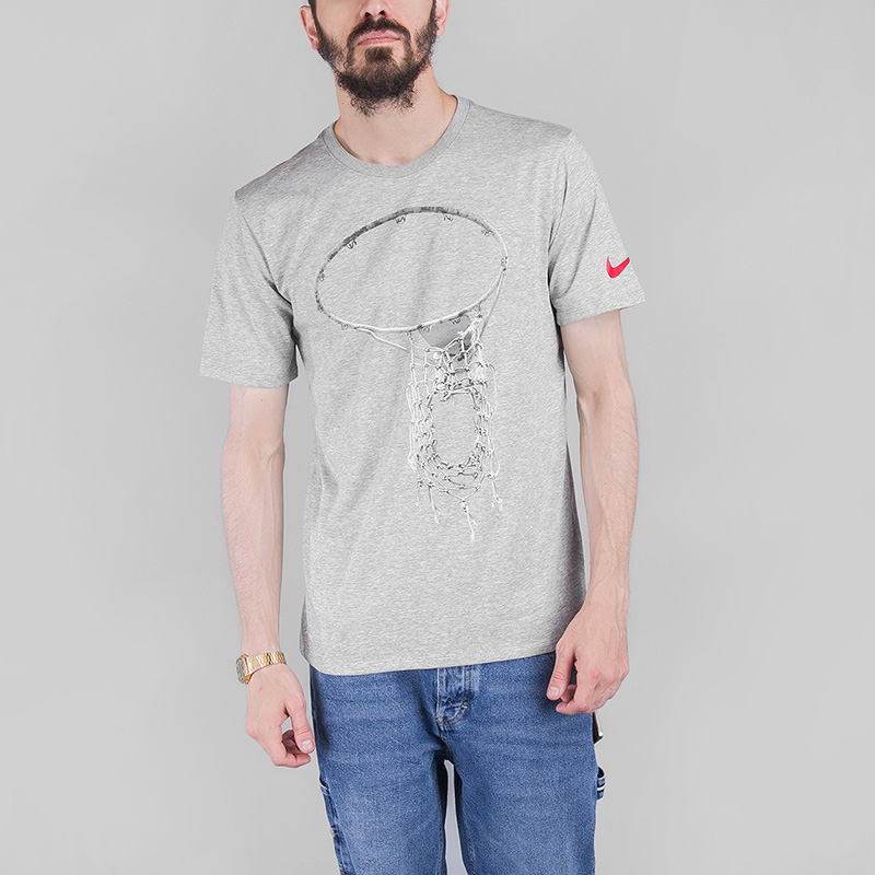 Футболка Nike OLD GLORY Футболка Nike OLD GLORYФутболки<br>Хлопок, полиэстер<br><br>Цвет: Серый<br>Размеры US: S;M;L;XL;2XL<br>Пол: Мужской