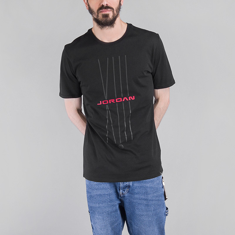 Футболка Jordan SPORTSWEAR AJ 13 CNXN Футболка Jordan SPORTSWEAR AJ 13 CNXNФутболки<br>Хлопок<br><br>Цвет: Черный<br>Размеры US: S;M;L;XL;2XL<br>Пол: Мужской