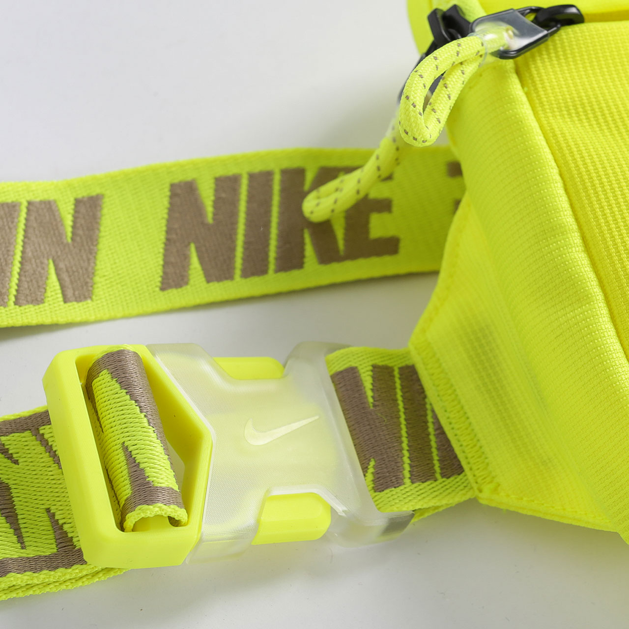  желтая сумка Nike Essentials Hip Pack BA5904-757 - цена, описание, фото 4