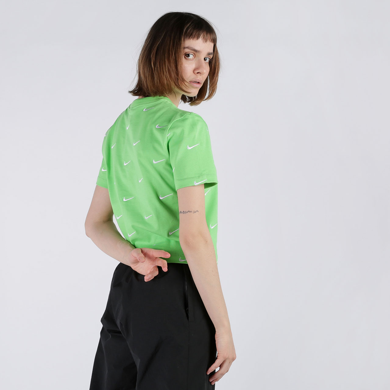 женская зеленая футболка Nike Swoosh Logo T-Shirt CK4092-378 - цена, описание, фото 1