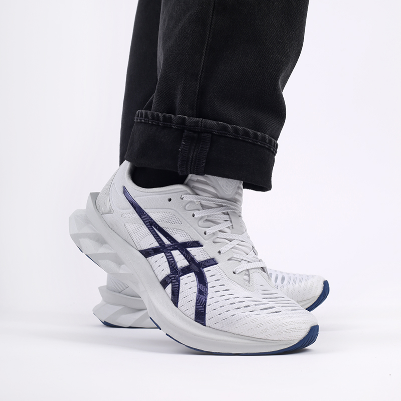 мужские белые кроссовки ASICS Novablast SPS 1201A032-020 - цена, описание, фото 8