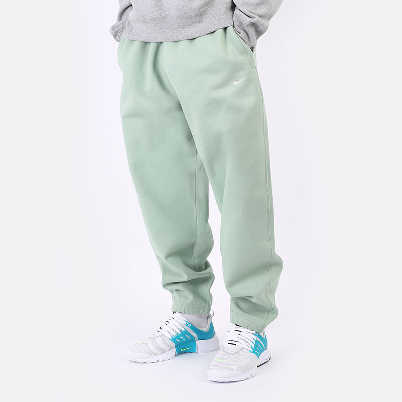 мужские зеленые брюки Nike NRG Solo Swoosh Fleece Pant CW5460-006 - цена, описание, фото 1