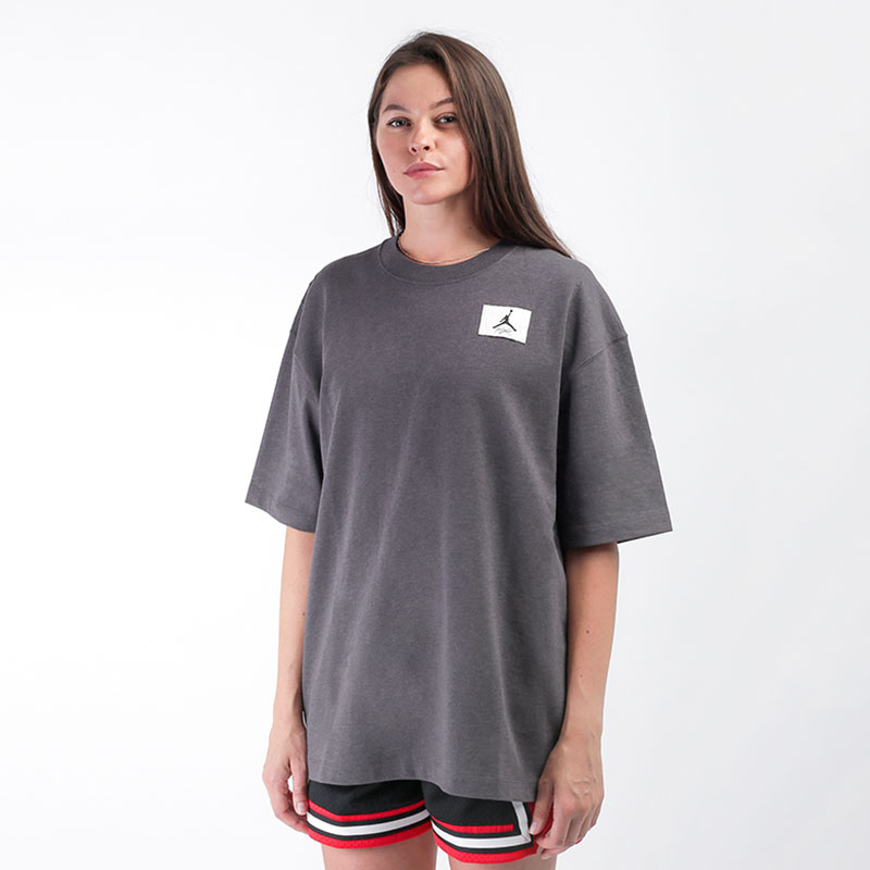 женская серая футболка Jordan Essentials T-Shirt DD7057-082 - цена, описание, фото 1