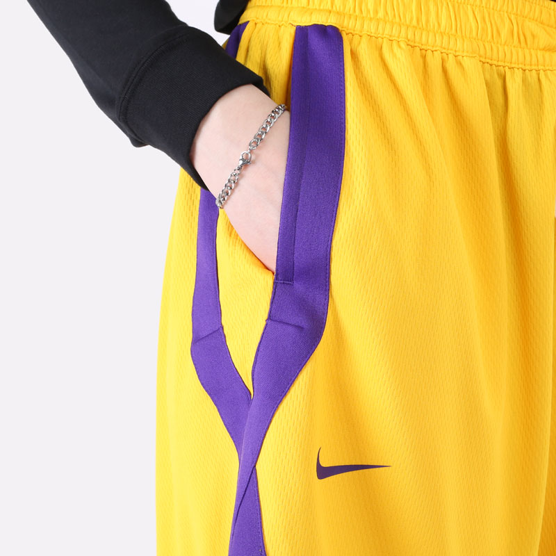 женские желтые шорты  Nike Los Angeles Lakers Women's Nike Dri-FIT NBA Shorts DH8422-728 - цена, описание, фото 2