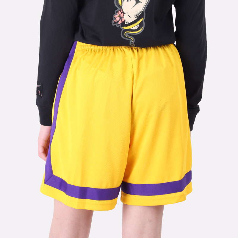 женские желтые шорты  Nike Los Angeles Lakers Women's Nike Dri-FIT NBA Shorts DH8422-728 - цена, описание, фото 4