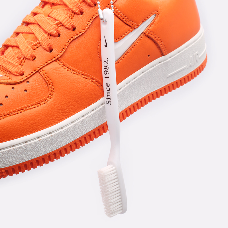 мужские оранжевые кроссовки Nike Air Force 1 Low Retro FJ1044-800 - цена, описание, фото 7