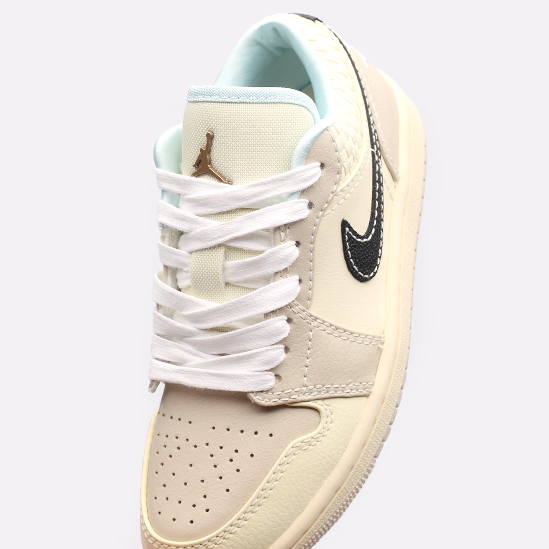 Женские кроссовки Jordan WMNS 1 Low SE (HQ3440-101)  - цена, описание, фото 7