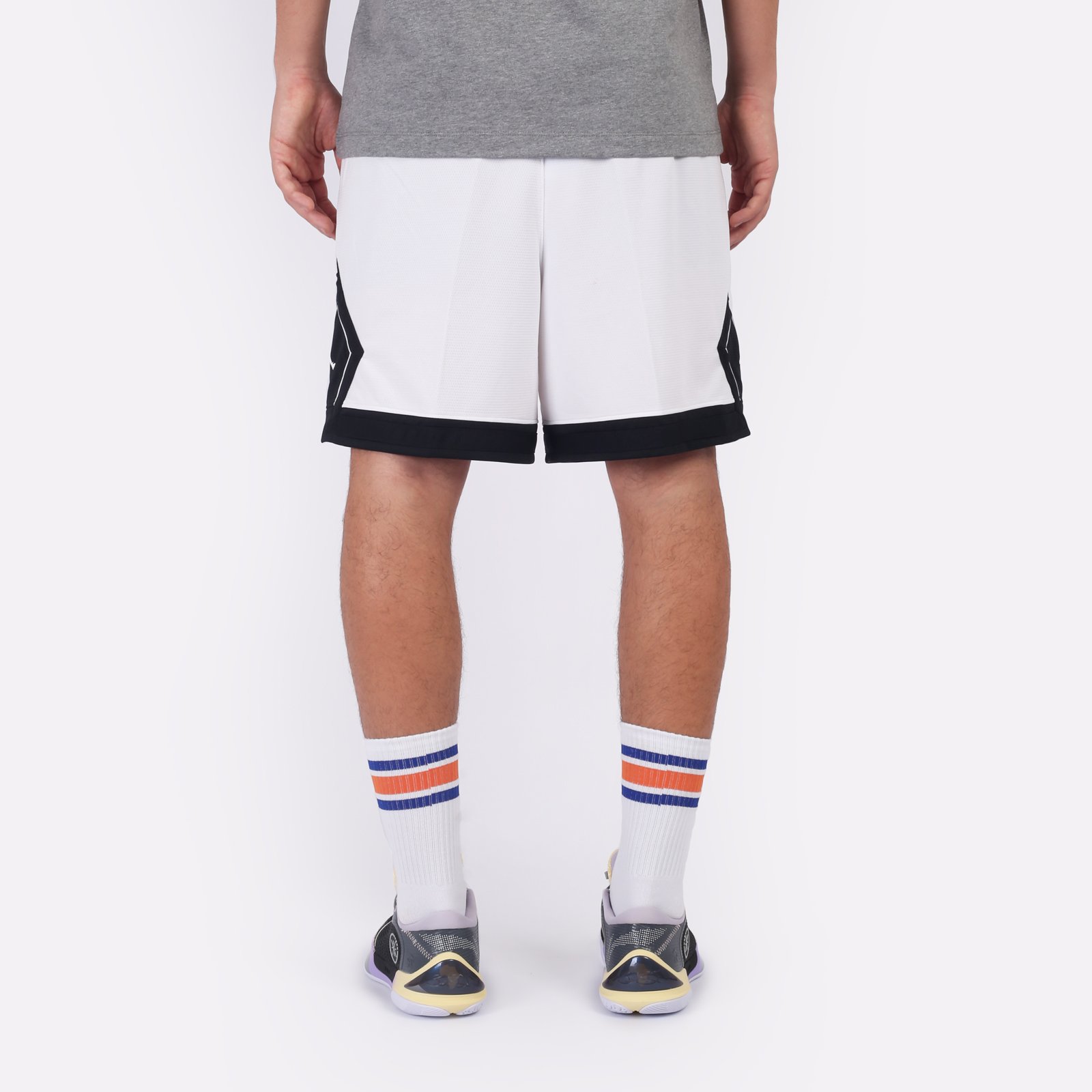 Женские шорты Jordan Diamond Shorts (FB4588-101)  - цена, описание, фото 2