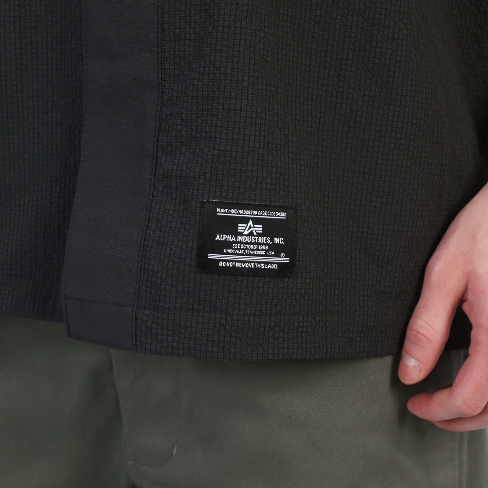 Мужская рубашка Alpha Industries SS Seersucker Shirt (MTS55000C1_077-charcoal)  - цена, описание, фото 5