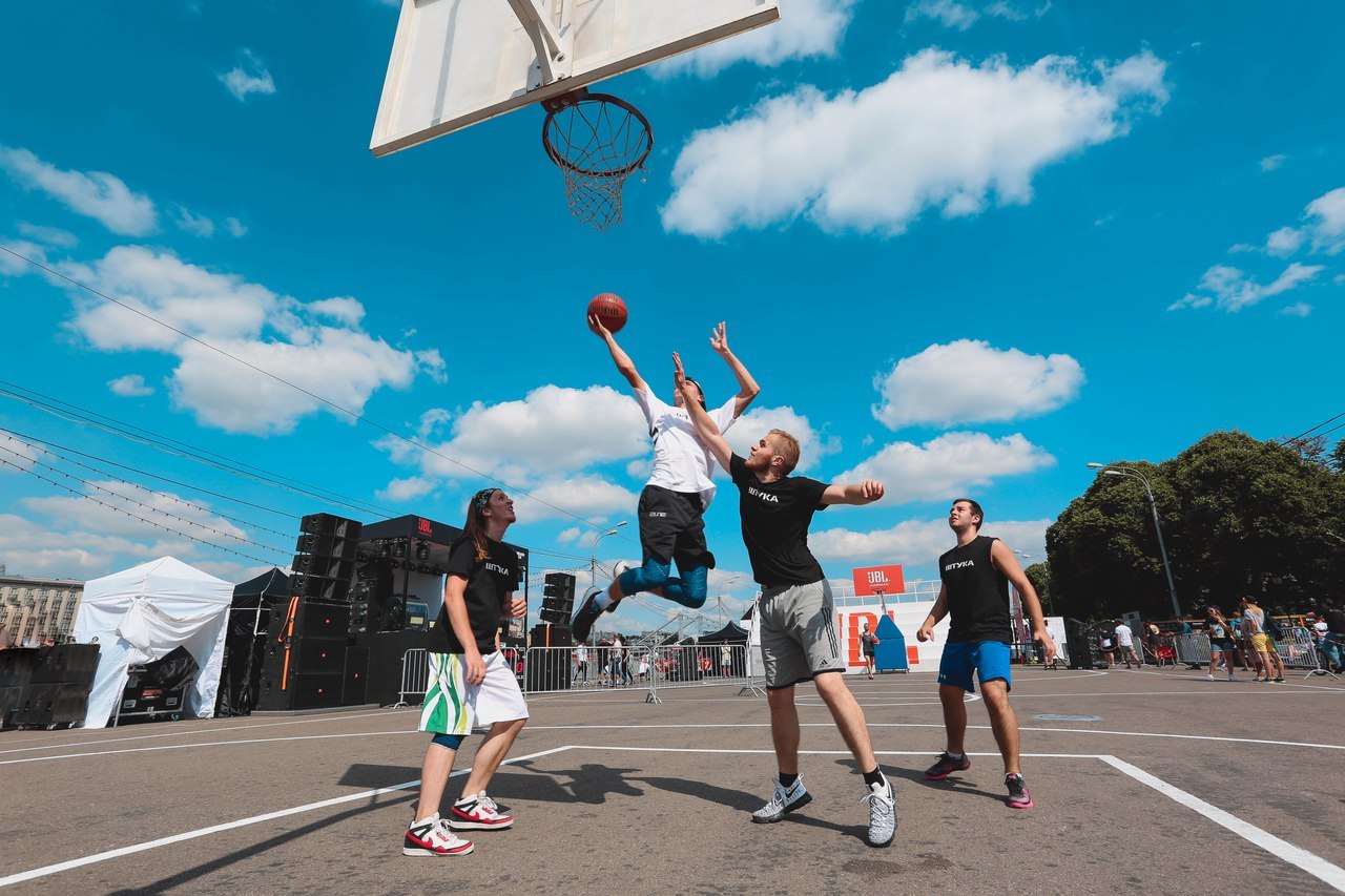 Игра в уличный баскетбол. Баскетбол стритбол. Уличный баскетбол. Баскетбол на улице. Уличный баскетбол стритбол.